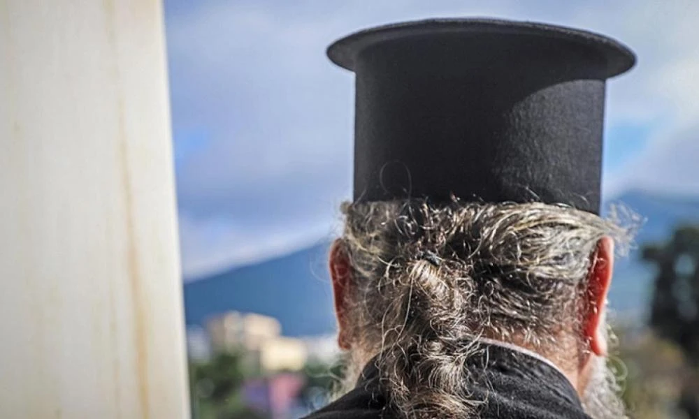 Σοκ και οργή στην Κρήτη για τον κακοποιητή ιερέα: Συνεχίζει να λειτουργεί παρά τα βασανιστήρια στην γυναίκα του